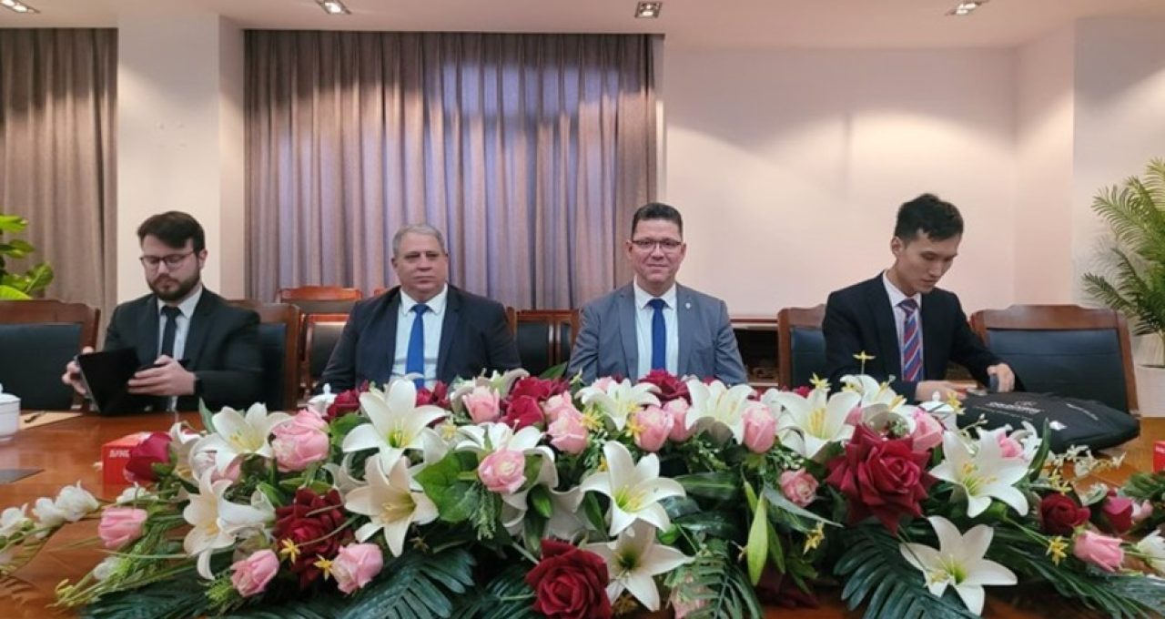 Da frente para a direita, estão: Augusto Leonel de Souza Marques (Secretário Especial para Integração do Estado de Rondônia em Brasília - SIBRA), Valdemir Carlos de Góes (Chefe da Casa Militar), Marcos José Rocha dos Santos (Governador do Estado de Rondônia), Zhu Hongguang (Intérprete)