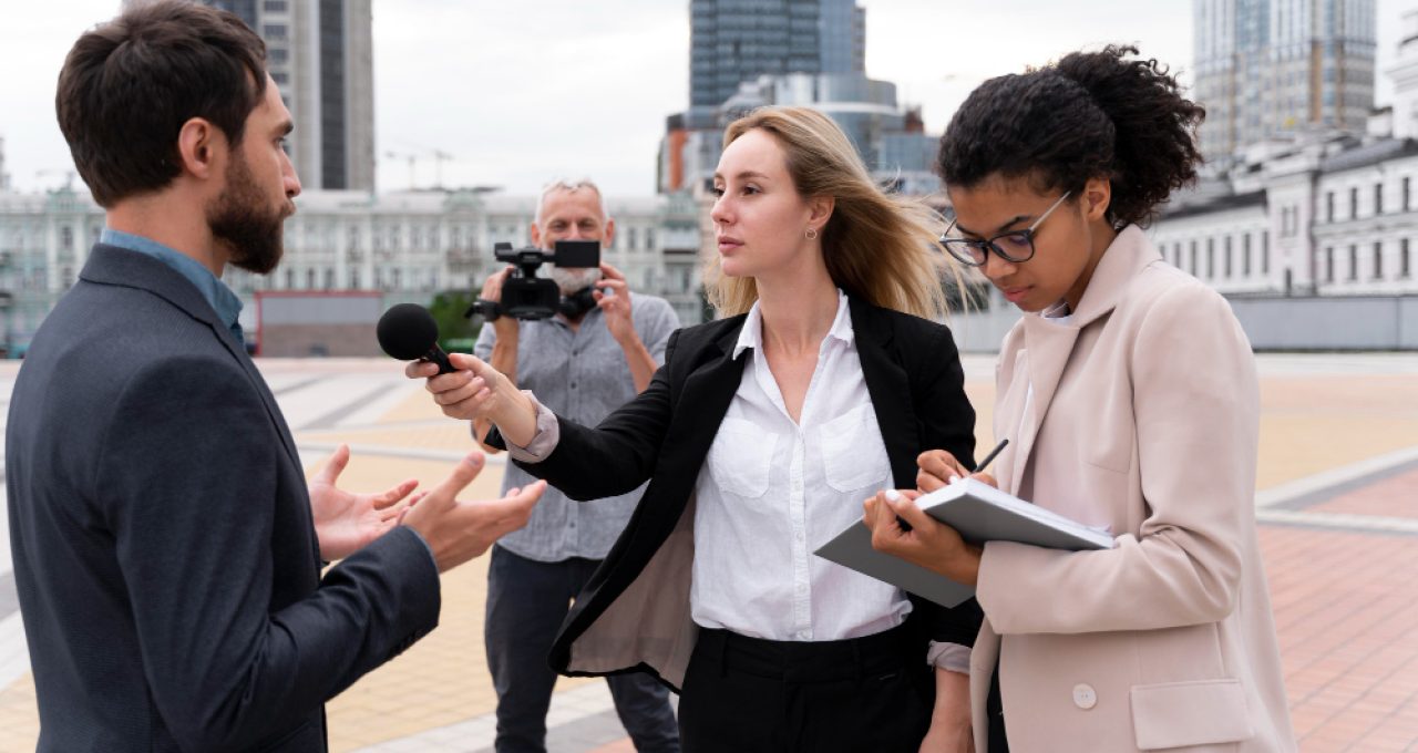 journalists-taking-interview-outdoors